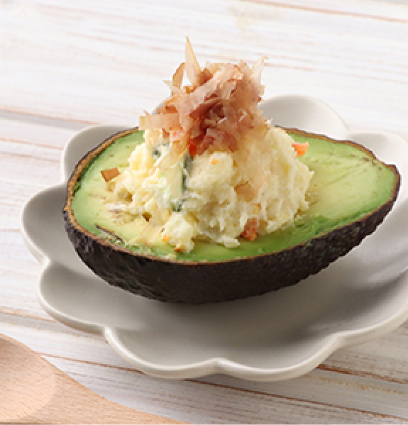 アボカドにポテトサラダを盛り付けてかつお節でたんぱく質もプラス！