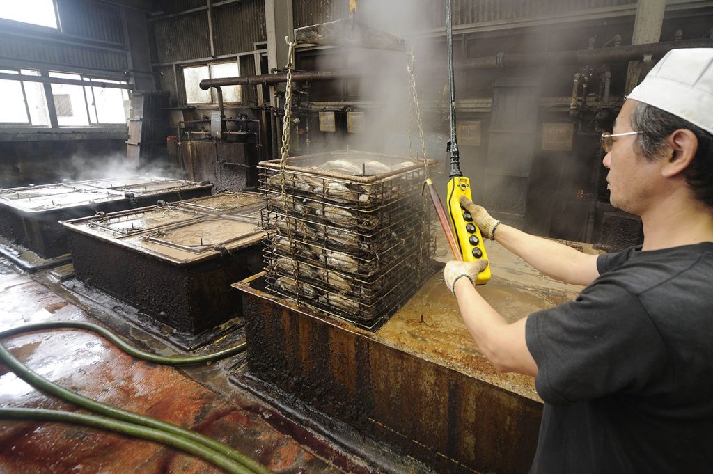 かつお節を煮熟する様子